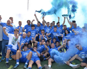 Η Ελλάς Σύρου γιόρτασε την άνοδο στη Super League 2 - Βουτιές με τα ρούχα στη θάλασσα (video) Η Ελλάς Σύρου γιόρτασε την άνοδο στη Super League 2 - Βουτιές με τα ρούχα στη θάλασσα (video)