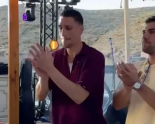 Ξεσήκωσε την παρέα του ο Λαρεντζάκης τραγουδώντας στην Κύθνο! Ξεσήκωσε την παρέα του ο Λαρεντζάκης τραγουδώντας στην Κύθνο!