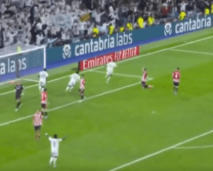 Η οβίδα του Βαλβέρδε λύτρωσε τη Ρεάλ που παραμένει ζωντανή στη μάχη του τίτλου