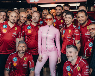 Η Τζένιφερ Λόπεζ πήγε στη Ferrari κι έκλεψε την παράσταση Η Τζένιφερ Λόπεζ πήγε στη Ferrari κι έκλεψε την παράσταση