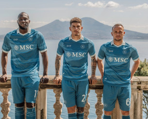 Από τη Σειρήνα Παρθενόπη στη Serie A - Η φανέλα της Νάπολι που μιλά ελληνικά Από τη Σειρήνα Παρθενόπη στη Serie A - Η φανέλα της Νάπολι που μιλά ελληνικά