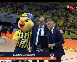 O Γιασικεβίτσιους παρέλαβε το βραβείο του προπονητή της χρονιάς
