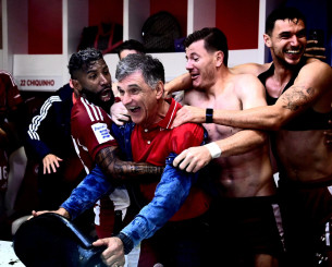 Αποθέωση για τον Μεντιλίμπαρ και στην Ισπανία: «Ο ροκ σταρ του Πειραιά» Αποθέωση για τον Μεντιλίμπαρ και στην Ισπανία: «Ο ροκ σταρ του Πειραιά»