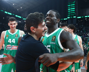 Με Πέγκυ Ζήνα πανηγύρισε ο Δημήτρης Γιαννακόπουλος το MVP του Κέντρικ Ναν Με Πέγκυ Ζήνα πανηγύρισε ο Δημήτρης Γιαννακόπουλος το MVP του Κέντρικ Ναν