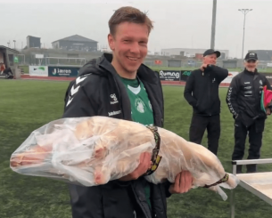 Ποιο αρνί; Ποδοσφαιριστής στη Νορβηγία πέτυχε χατ-τρικ και κέρδισε ένα γουρούνι 23 κιλών