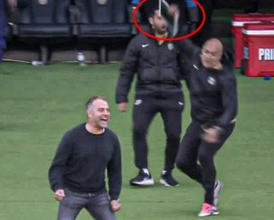 Όλα ρημαδιό: Βοηθός του Φλικ έσπασε τάμπλετ πανηγυρίζοντας