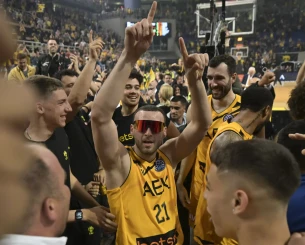 Η ιστορία μιας φωτογραφίας: Πώς ο Νετζήπογλου έγινε viral στους πανηγυρισμούς της ΑΕΚ Η ιστορία μιας φωτογραφίας: Πώς ο Νετζήπογλου έγινε viral στους πανηγυρισμούς της ΑΕΚ