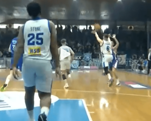 Aπίστευτο buzzer beater του Τσιακμά από τη μέση του γηπέδου (video) Aπίστευτο buzzer beater του Τσιακμά από τη μέση του γηπέδου (video)