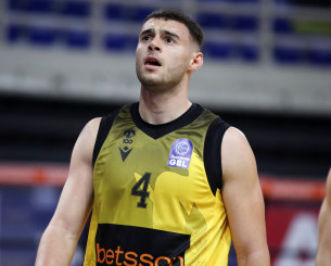 Απρόοπτο στην ΑΕΚ: Τράβηγμα ο Καράμπελας