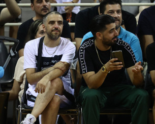 Ατάκα - έπος από τον ΛΕΞ στον τελικό: «Γιωργάκη παίξε οφσάιντ» (video) Ατάκα - έπος από τον ΛΕΞ στον τελικό: «Γιωργάκη παίξε οφσάιντ» (video)