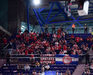 «Ερυθρόλευκη» τρέλα κατά την είσοδο του Ολυμπιακού στη Movistar Arena