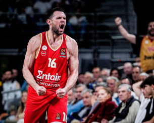 «Mou kanis plaka, PA-PA-NI-KO-LAOU»: Τρέλα του σπίκερ της Euroleague με τα τρίποντα του αρχηγού (video) «Mou kanis plaka, PA-PA-NI-KO-LAOU»: Τρέλα του σπίκερ της Euroleague με τα τρίποντα του αρχηγού (video)