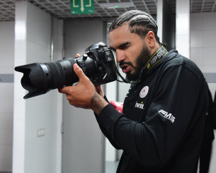 O Μήτρου-Λονγκ σε ρόλο φωτογράφου αποθανατίζει τις στιγμές της πρόκρισης O Μήτρου-Λονγκ σε ρόλο φωτογράφου αποθανατίζει τις στιγμές της πρόκρισης