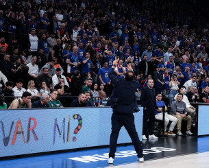 Ο Αταμάν αποχώρησε έξαλλος πριν τελειώσει το ματς και έδειχνε τα Ευρωπαϊκά που πήρε με την Εφές! (video) Ο Αταμάν αποχώρησε έξαλλος πριν τελειώσει το ματς και έδειχνε τα Ευρωπαϊκά που πήρε με την Εφές! (video)