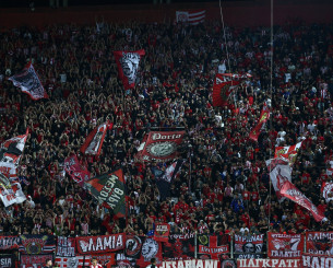 Άρχισε το πάρτι της φιέστας με αναμμένα φλας στο Καραϊσκάκη (video) Άρχισε το πάρτι της φιέστας με αναμμένα φλας στο Καραϊσκάκη (video)