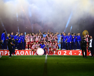 Η απονομή του πρωταθλήματος στον Ολυμπιακό (video) Η απονομή του πρωταθλήματος στον Ολυμπιακό (video)