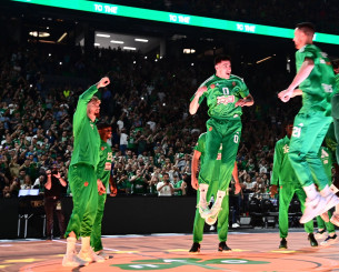 «Καλωσήλθατε στη ζούγκλα»: Η ατμόσφαιρα στο ΟΑΚΑ και η υποδοχή με Guns n' Roses (video)