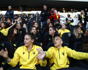 Οι πρωταθλήτριες της ΑΕΚ αποθεώθηκαν στη Νέα Φιλαδέλφεια Οι πρωταθλήτριες της ΑΕΚ αποθεώθηκαν στη Νέα Φιλαδέλφεια