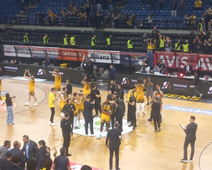 Όλη η Sunel Arena αποθέωσε την ΑΕΚ (video)