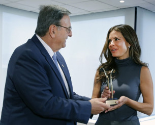 Πρέσβειρα της ΕΟΕ για τους Ολυμπιακούς του Λος Άντζελες η Μαρία Μενούνος Πρέσβειρα της ΕΟΕ για τους Ολυμπιακούς του Λος Άντζελες η Μαρία Μενούνος