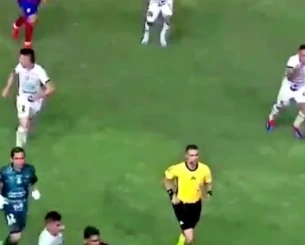 Σκηνές χάους στην Κολομβία με εισβολή οπαδών και διακοπή του αγώνα (video) Σκηνές χάους στην Κολομβία με εισβολή οπαδών και διακοπή του αγώνα (video)