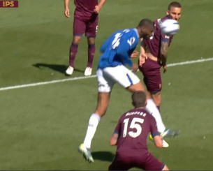 Έκοψε βαθμούς από την Έβερτον η Ίπσουϊτς, τρίποντο για τη Λέστερ