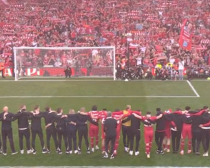 Ανατρίχιασαν και οι κερκίδες «Άνφιλντ»: Οπαδοί και παίκτες τραγούδησαν το «You'll Never Walk Alone» μετά το πρωτάθλημα Ανατρίχιασαν και οι κερκίδες «Άνφιλντ»: Οπαδοί και παίκτες τραγούδησαν το «You'll Never Walk Alone» μετά το πρωτάθλημα