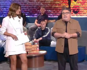 Το καλωσόρισμα της Χριστίνας Βραχάλη και του Μιχάλη Τσόχου στο «Final Experience» (video) Το καλωσόρισμα της Χριστίνας Βραχάλη και του Μιχάλη Τσόχου στο «Final Experience» (video)