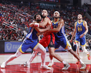 Πολύ σκληροί για να πεθάνουν οι Ρόκετς, μείωσαν σε 3-2 από τα... αποδυτήρια Πολύ σκληροί για να πεθάνουν οι Ρόκετς, μείωσαν σε 3-2 από τα... αποδυτήρια