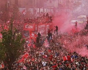 Χαμός για το μεγάλο πάρτι της Λίβερπουλ - Περισσότεροι από 750.000 οπαδοί στους δρόμους Χαμός για το μεγάλο πάρτι της Λίβερπουλ - Περισσότεροι από 750.000 οπαδοί στους δρόμους