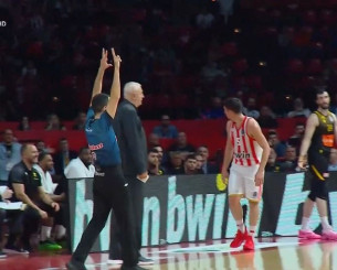 Το βλέμμα του Λαρεντζάκη στον πάγκο της ΑΕΚ μετά από καθοριστικό τρίποντο (video) Το βλέμμα του Λαρεντζάκη στον πάγκο της ΑΕΚ μετά από καθοριστικό τρίποντο (video)