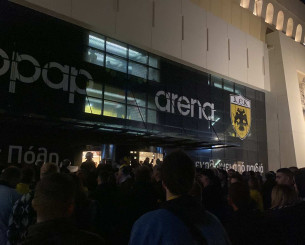 Δύσκολη νύχτα στη Νέα Φιλαδέλφεια - Κόσμος έξω από τα επίσημα Δύσκολη νύχτα στη Νέα Φιλαδέλφεια - Κόσμος έξω από τα επίσημα