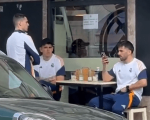 Η «τριάδα» της Ρεάλ χαλαρώνει πίνοντας αναψυκτικά λίγες ώρες πριν τον Ολυμπιακό (video) Η «τριάδα» της Ρεάλ χαλαρώνει πίνοντας αναψυκτικά λίγες ώρες πριν τον Ολυμπιακό (video)