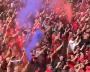 Το κόλπο έπιασε: Ο οπαδός της Έβερτον τελικά πούλησε μπλε καπνογόνα στο Άνφιλντ Το κόλπο έπιασε: Ο οπαδός της Έβερτον τελικά πούλησε μπλε καπνογόνα στο Άνφιλντ