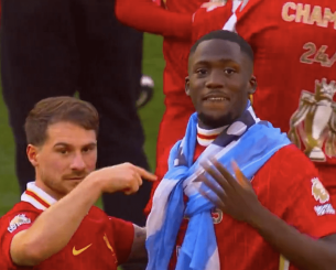 Ο ΜακΆλιστερ έντυσε τον Κονατέ με την σημαία της Αργεντινής στην φιέστα πρωταθλήματος της Λίβερπουλ Ο ΜακΆλιστερ έντυσε τον Κονατέ με την σημαία της Αργεντινής στην φιέστα πρωταθλήματος της Λίβερπουλ