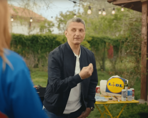 Ο Λουτσέσκου πρωταγωνιστεί σε ρουμάνικη διαφήμιση σούπερ μάρκετ για είδη BBQ (video) Ο Λουτσέσκου πρωταγωνιστεί σε ρουμάνικη διαφήμιση σούπερ μάρκετ για είδη BBQ (video)