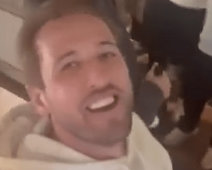 «We Αre the Champions»: Με Queen και... κούπα πανηγύρισε το πρώτο του τίτλο ο Κέιν «We Αre the Champions»: Με Queen και... κούπα πανηγύρισε το πρώτο του τίτλο ο Κέιν