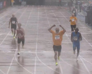 Η κούρσα των 100μ στα Penn Relays με... παππούδες 80+ που έγινε viral Η κούρσα των 100μ στα Penn Relays με... παππούδες 80+ που έγινε viral