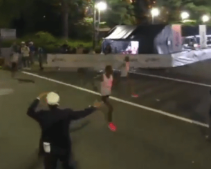 Απίστευτη γκάφα στο Τόκιο με δρομέα να χάνει τη νίκη λόγω λάθους στην τελευταία στροφή Απίστευτη γκάφα στο Τόκιο με δρομέα να χάνει τη νίκη λόγω λάθους στην τελευταία στροφή