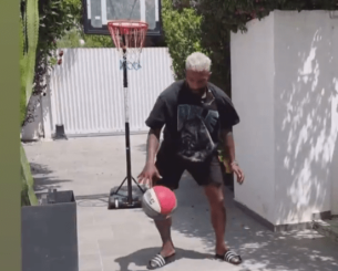 Ο Ροντινέι συνεχίζει τα... δικά του: Βάζει καλάθια και ζητάει συμβουλές από τον Βεζένκοφ (video)