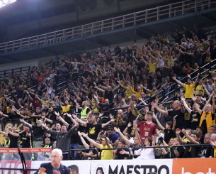 O κόσμος της ΑΕΚ έμεινε στη Sunel Arena για να τραγουδήσει παρά την ήττα (video) O κόσμος της ΑΕΚ έμεινε στη Sunel Arena για να τραγουδήσει παρά την ήττα (video)