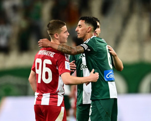 Αυτό το ποδόσφαιρο θέλουμε: Ο Μουζακίτης έδωσε τη φανέλα του σε φίλους του Παναθηναϊκού μετά το ματς