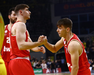 Ποιοι είναι οι δύο πιτσιρικάδες που έριξε στο παρκέ ο Μπαρτζώκας στο ΑΕΚ-Ολυμπιακός