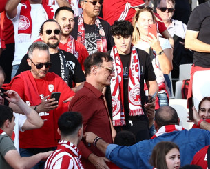 Ο Μπαρτζώκας μαζί με τον κόσμο του Ολυμπιακού στο ΟΑΚΑ