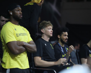 Μπήκαν στη Sunel Arena και αποθεώθηκαν οι παίκτες της ΑΕΚ (video)