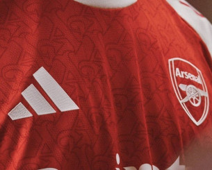 Οπαδοί της Άρσεναλ σκαρφάλωναν σε... αεραγωγούς για να δουν τη νέα φανέλα (video)