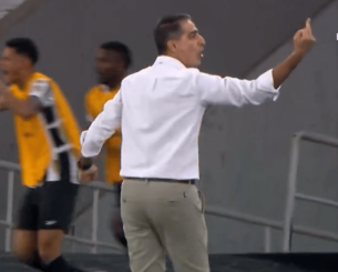 Ο προπονητής της Μποταφόγκο έδειξε το μεσαίο δάχτυλο μετά το γκολ νίκης κόντρα στην Εστουδιάντες (video)