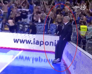 Το άγχος του Σιγάλα: Στο τάιμ άουτ απομακρύνθηκε από τον πάγκο και βαριανάσαινε (video) Το άγχος του Σιγάλα: Στο τάιμ άουτ απομακρύνθηκε από τον πάγκο και βαριανάσαινε (video)