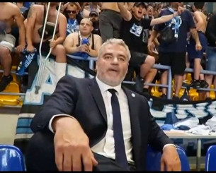 Ο Σιγάλας ξαποσταίνει ανακουφισμένος μπροστά στον πανζουρλισμό της εξέδρας του Ηρακλή (video) Ο Σιγάλας ξαποσταίνει ανακουφισμένος μπροστά στον πανζουρλισμό της εξέδρας του Ηρακλή (video)