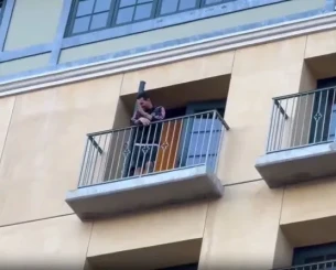 Ο Μέσι χαιρέτησε οπαδούς από μπαλκόνι και προκάλεσε φρενίτιδα (video) Ο Μέσι χαιρέτησε οπαδούς από μπαλκόνι και προκάλεσε φρενίτιδα (video)